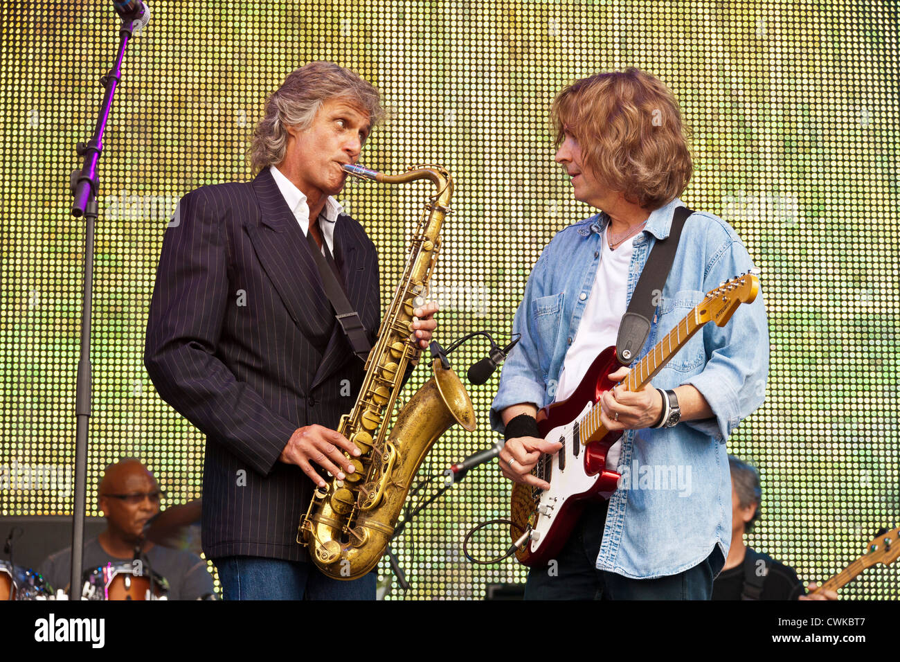 Terence Reiss und Phil Palmer von The Straits (ehemals Dire Straits) an den Rücklauf Festival Henley on Thames 2012. PER0284 Stockfoto