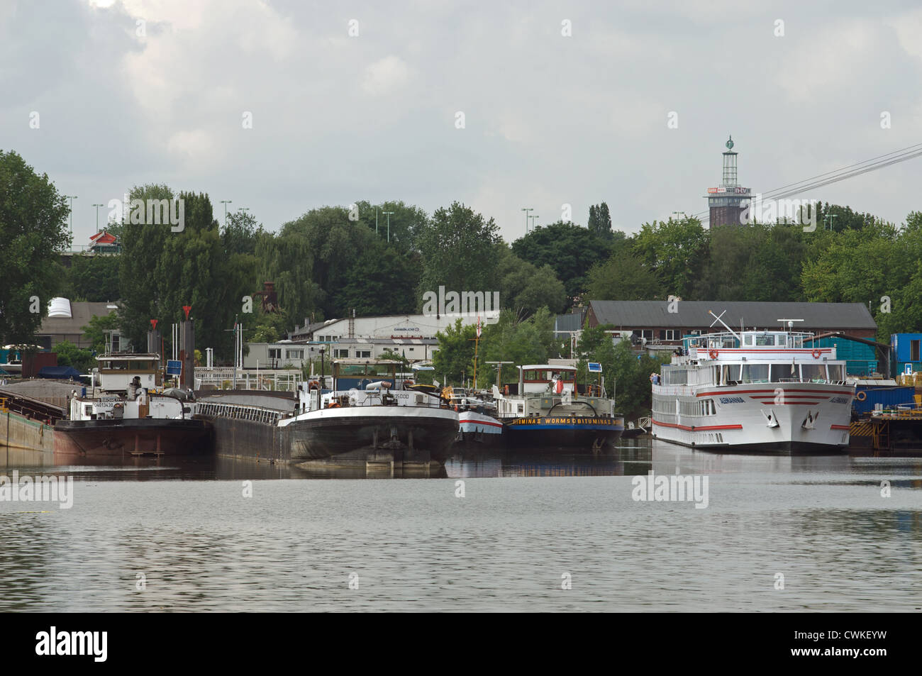 Mülheim-Hafen am Ufer des Flusses Rhein, Köln, Deutschland. Stockfoto