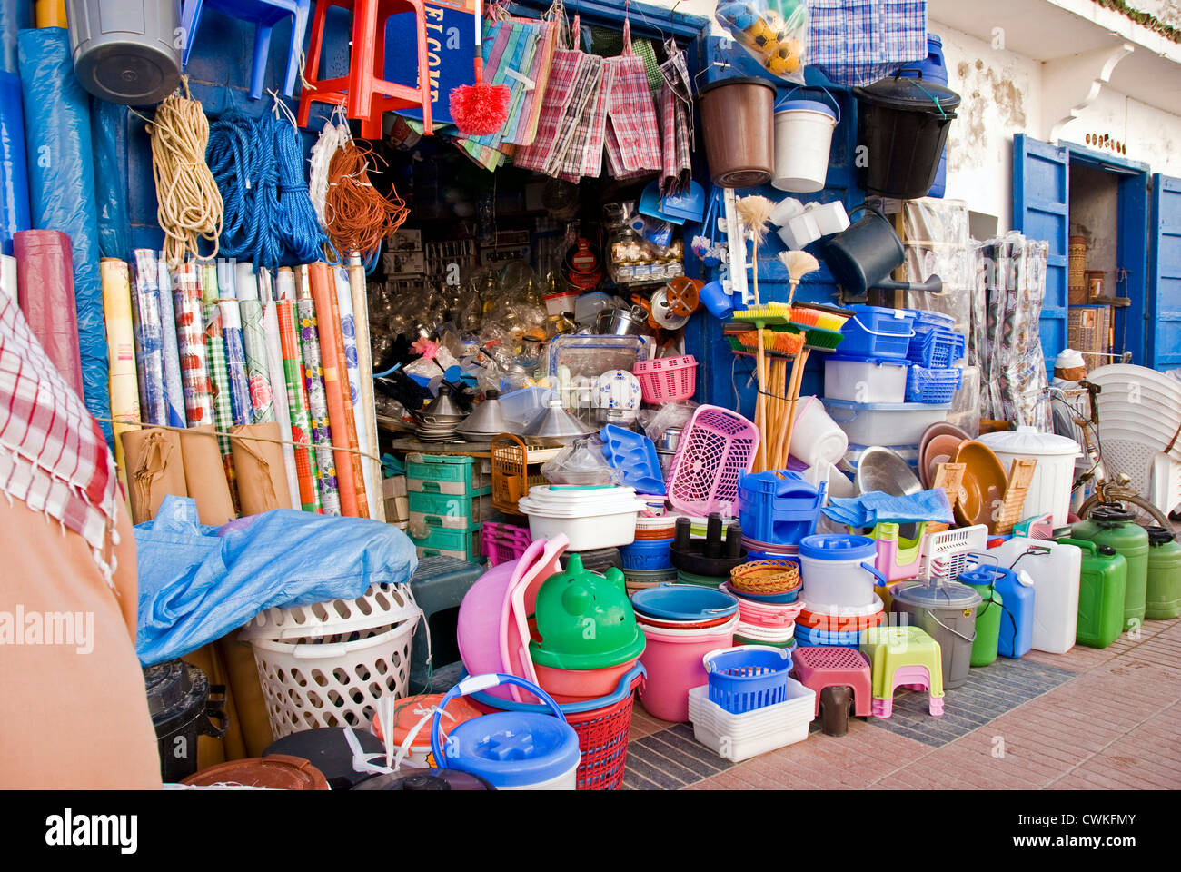 Hardware-Geschäft verkaufen billige Kunststoff Haushaltsartikel, Essaouira,  Marokko Stockfotografie - Alamy