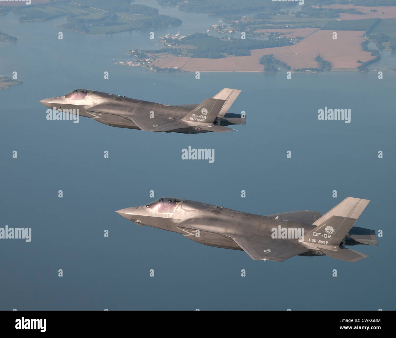 Marine und Marine Testpiloten fliegen die f-35 während einer Formation Flugeigenschaften 22. August 2012 in den Atlantik Test Range testen. Test Formationsflug Qualitäten liefert Daten über die Fahreigenschaften. Die F-35 b ist in der Lage, kurze Starts und vertikale Landung Luft Machtprojektion aus amphibische Schiffe, Flugzeugträger-Sprungschanze und expeditionary Flugplätzen ermöglichen. Die F-35 b durchläuft Test und Bewertung auf NAS Patuxent River, Maryland, vor der Auslieferung an die Flotte. Stockfoto