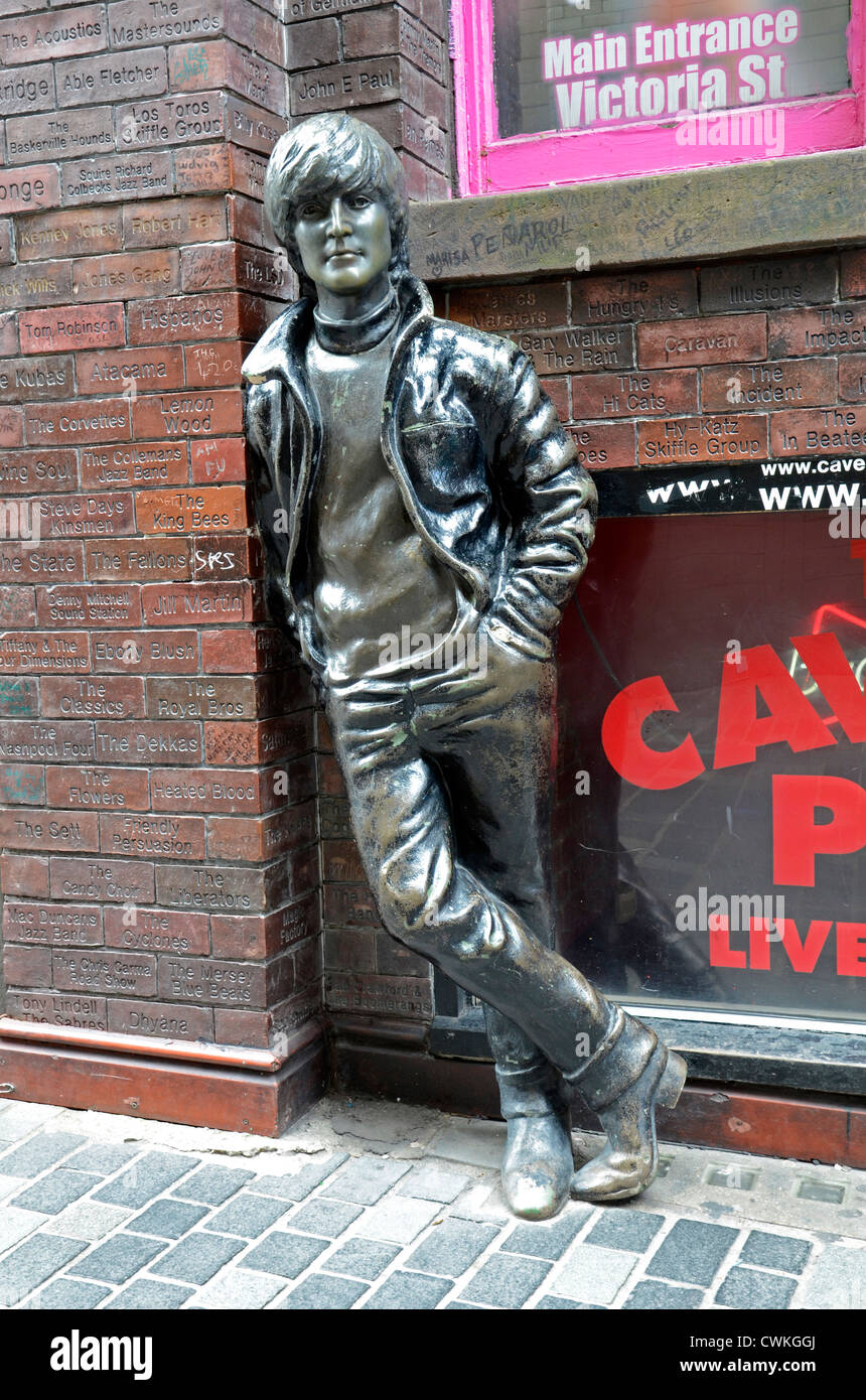 Eine Statue von John Lennon in der Nähe der Cavern Club in Mathew Street, Liverpool, England, UK Stockfoto