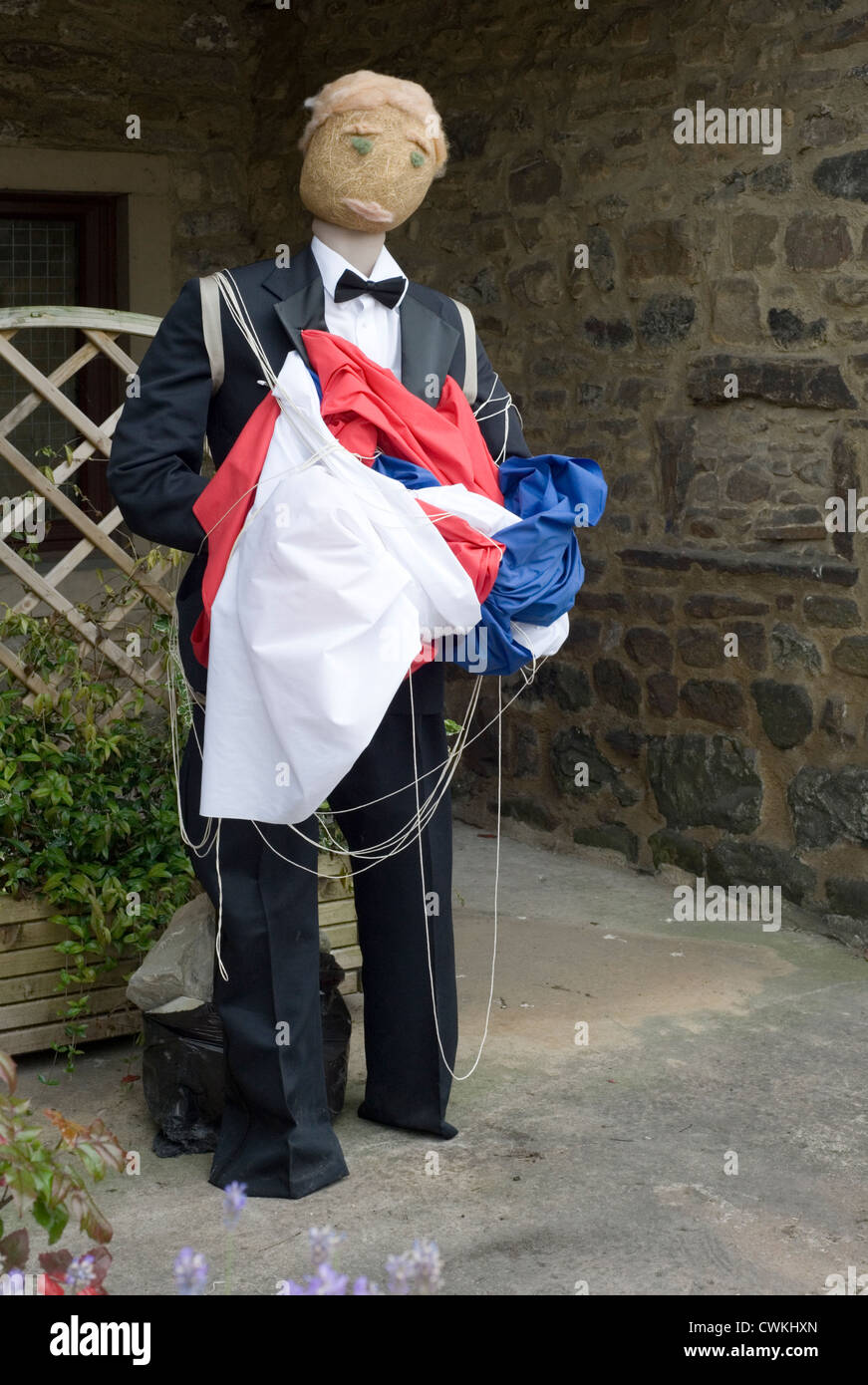 Vogelscheuche Kettlewell Festival Darstellung eines Mannes mit einem Fallschirm Stockfoto