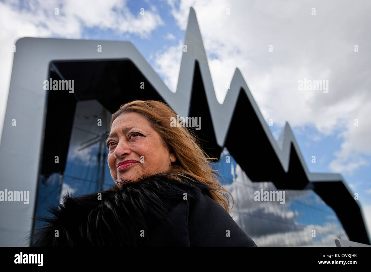 Architektin Zaha Hadid im Bild außen The Riverside Museum, Glasgow, Schottland. Stockfoto