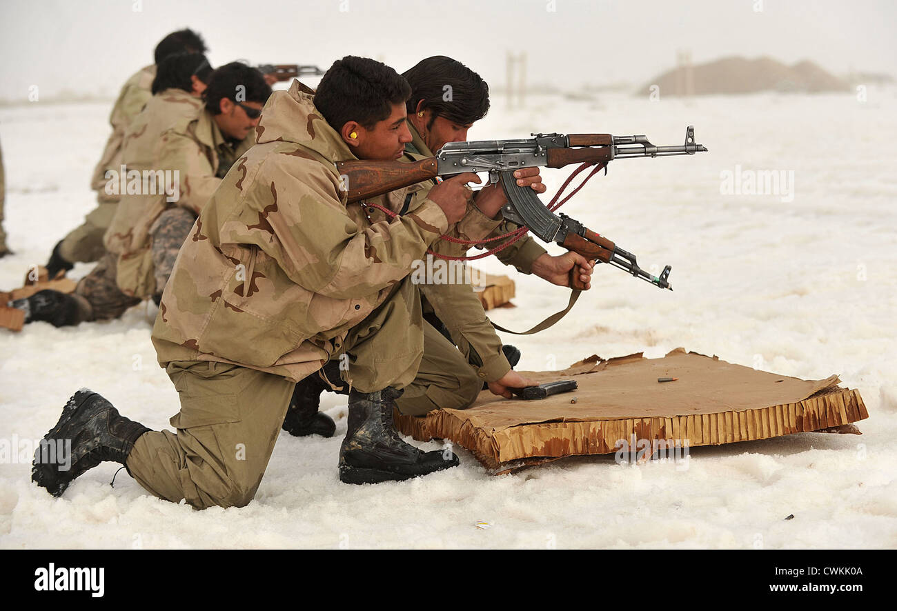 Mitglieder der Afghanischen Nationalpolizei und der afghanischen Polizei Feuer ihre AK-47 Gewehre aus der knienden Position während Waffentraining am 1. März 2012 in Nawbahar Bezirk, Zabul Provinz, Afghanistan. Stockfoto