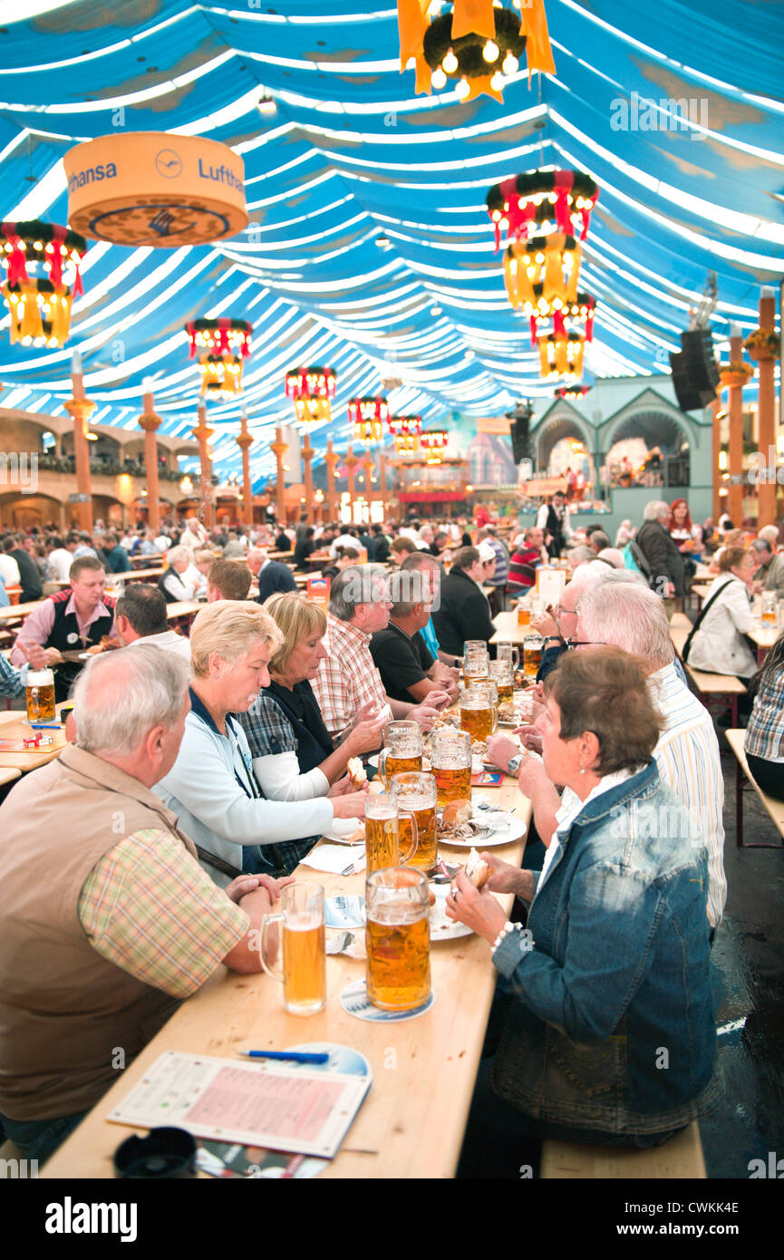 Bierhalle in das Cannstatter Volksfest, Cannstatter Wasen, Stuttgart, Deutschland. Stockfoto