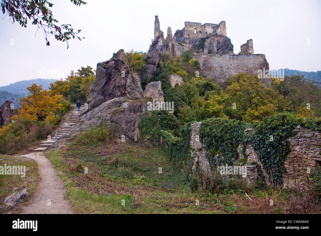 Die Burg-Ruine Dürnstein steht noch auf der hohen Klippe über der Donau Stadt Dürnstein, Österreich. Stockfoto