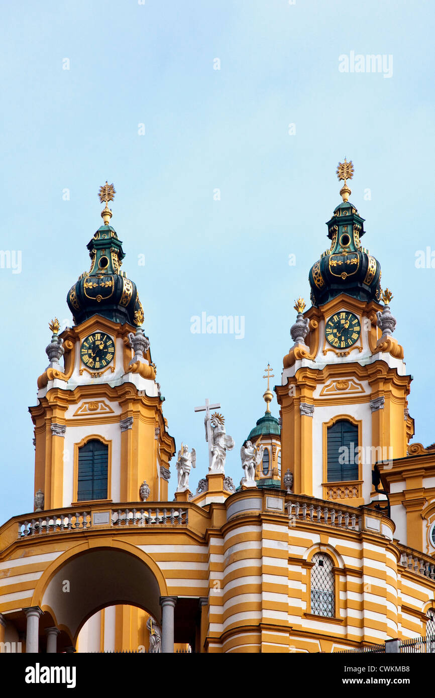 Die markanten Gold und weißen Türme Melk Abbey Top ein Wahrzeichen an der Donau, am Rande der Stadt Melk. Stockfoto