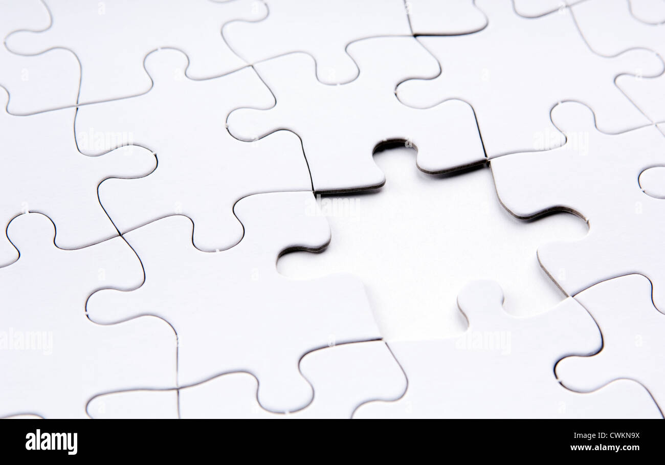 Jigsaw Puzzle in weiß mit ein fehlendes Stück Stockfoto