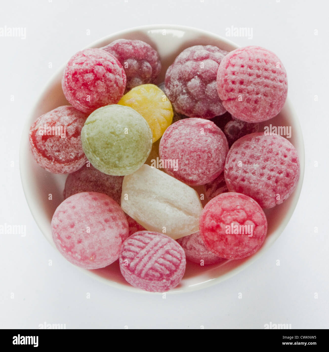 Einige Süßigkeiten in eine Schüssel weiß Stockfoto