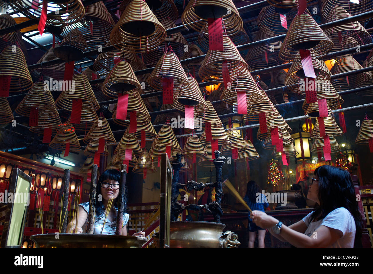 Räucherstäbchen Sie Spulen brennen in Man Mo Tempel Hong Kong, China. 25. August 2012 Stockfoto