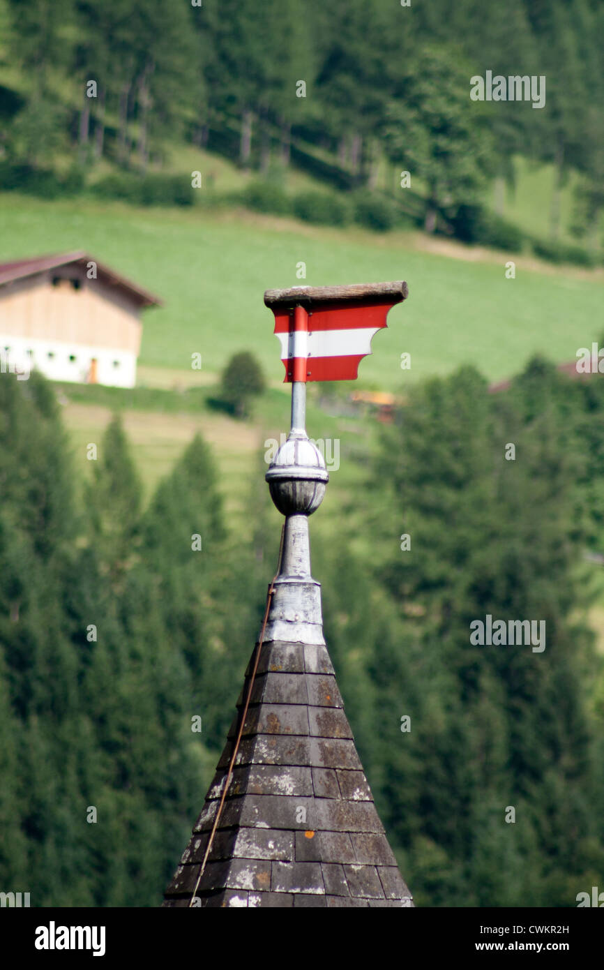 Der Turm von einem Turm auf der Festung Hohenwerfen mit den österreichischen Farben drauf. Stockfoto