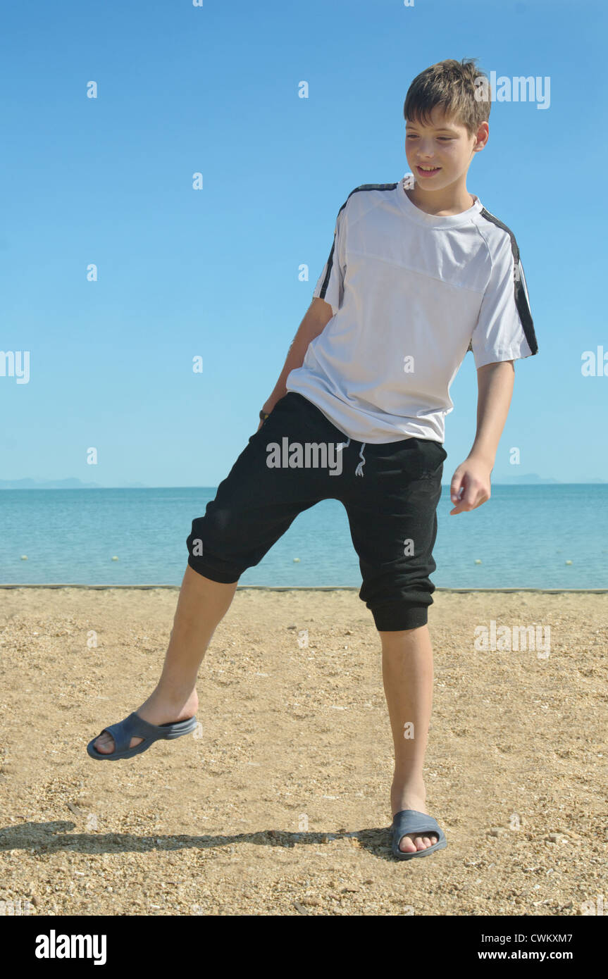 Junge am Strand laufen, um im Meer schwimmen Stockfoto
