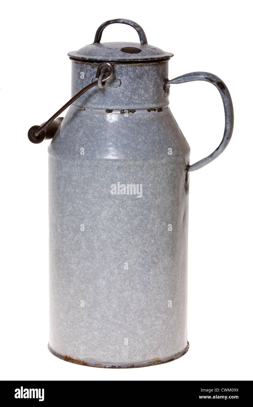Alte Emaille Milchkanne mit Deckel, isoliert auf weißem Hintergrund Stockfoto