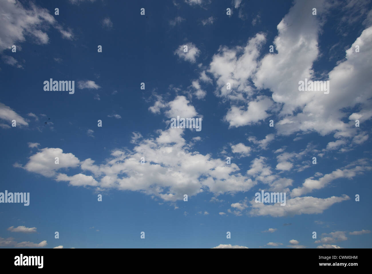 blauer Himmel und Wolkengebilde Stockfoto