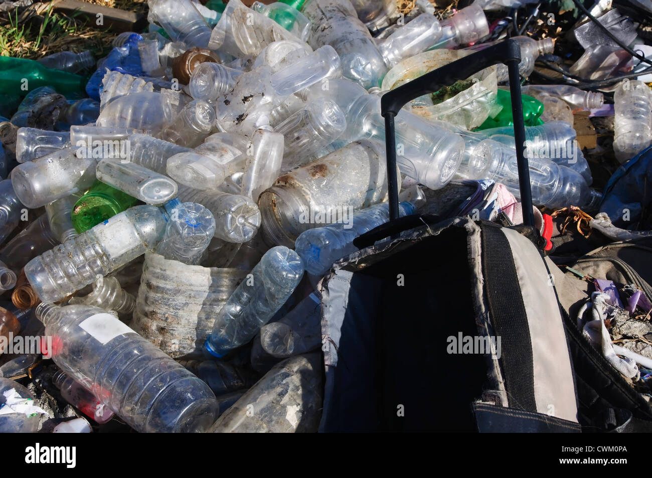 Haufen von Kunststoff-Flaschen in Müllhalde Stockfoto
