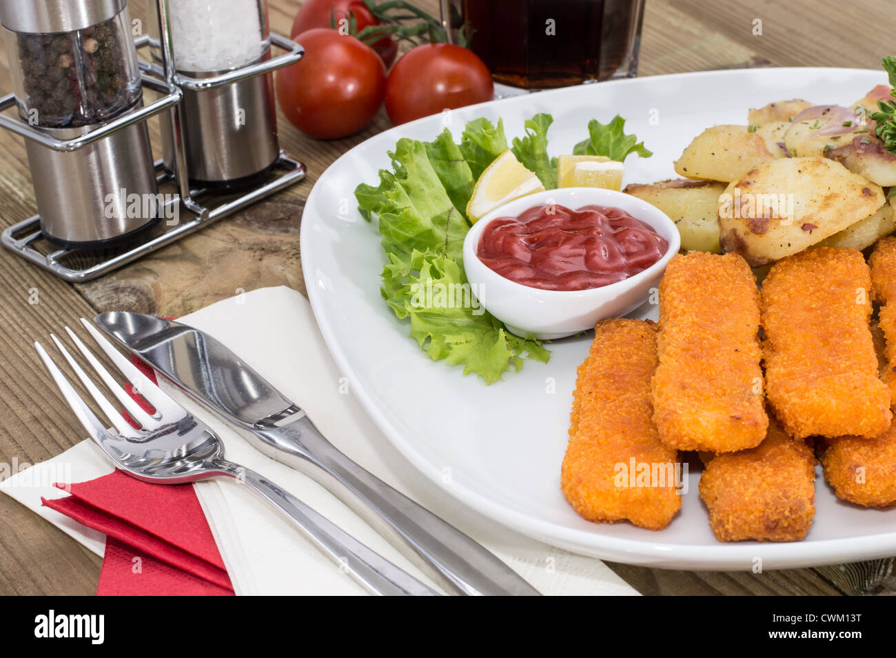 Fischstäbchen mit Pommes Frites auf hölzernen Hintergrund Stockfoto