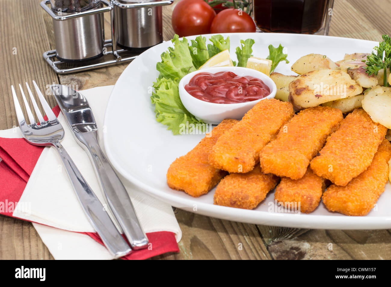 Fischstäbchen mit Pommes Frites auf hölzernen Hintergrund Stockfoto