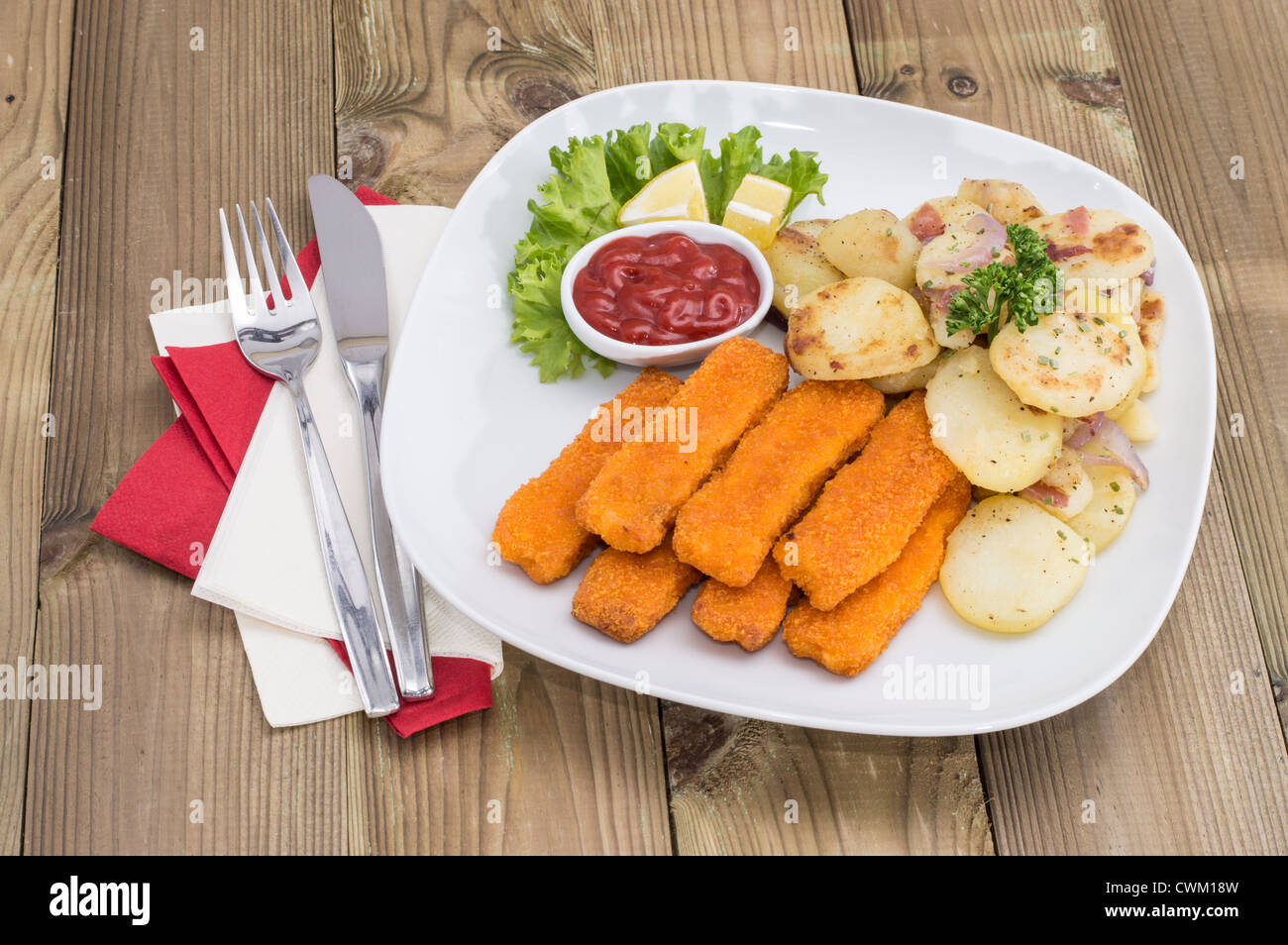 Fischstäbchen mit Pommes Frites auf hölzernen Hintergrund Stockfoto