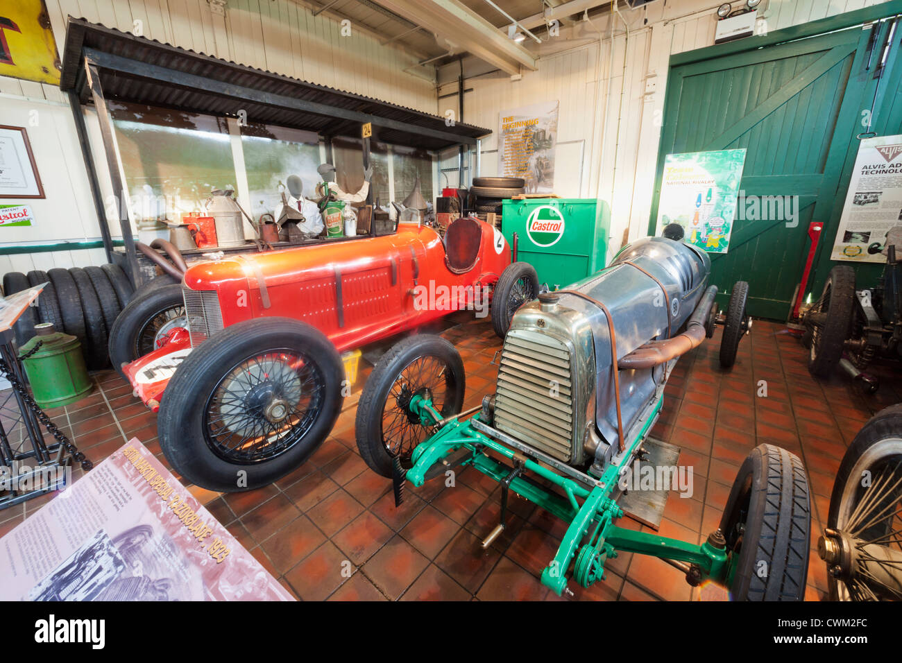 England, Surrey, London, Booklands Museum, Anzeige von Vintage Racing Cars Stockfoto