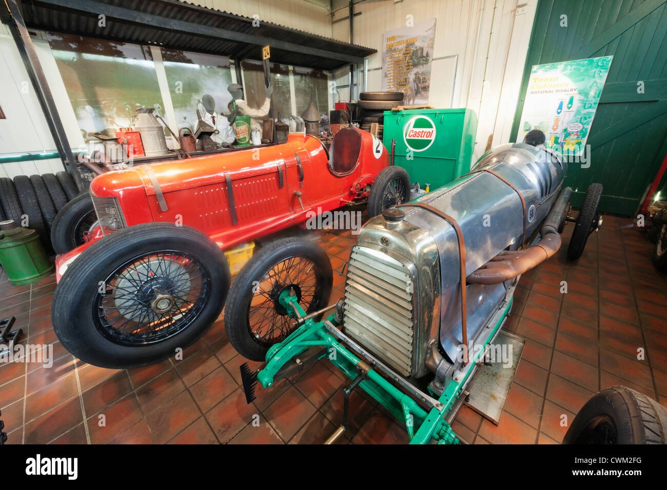 England, Surrey, London, Booklands Museum, Anzeige von Vintage Racing Cars Stockfoto