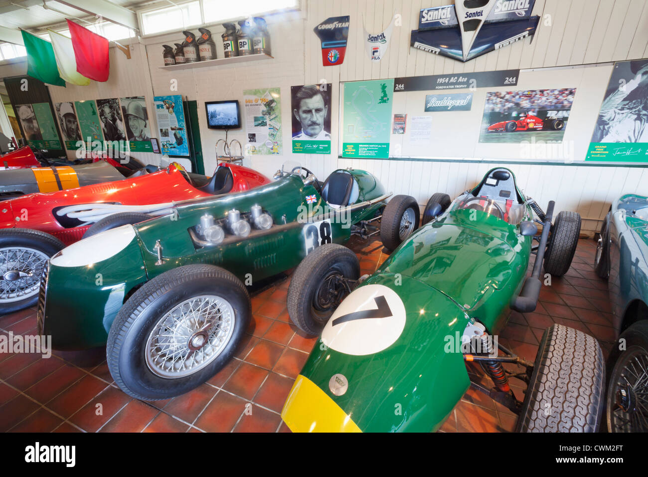England, Surrey, London, Booklands Museum, Anzeige von Vintage Racing Cars Stockfoto