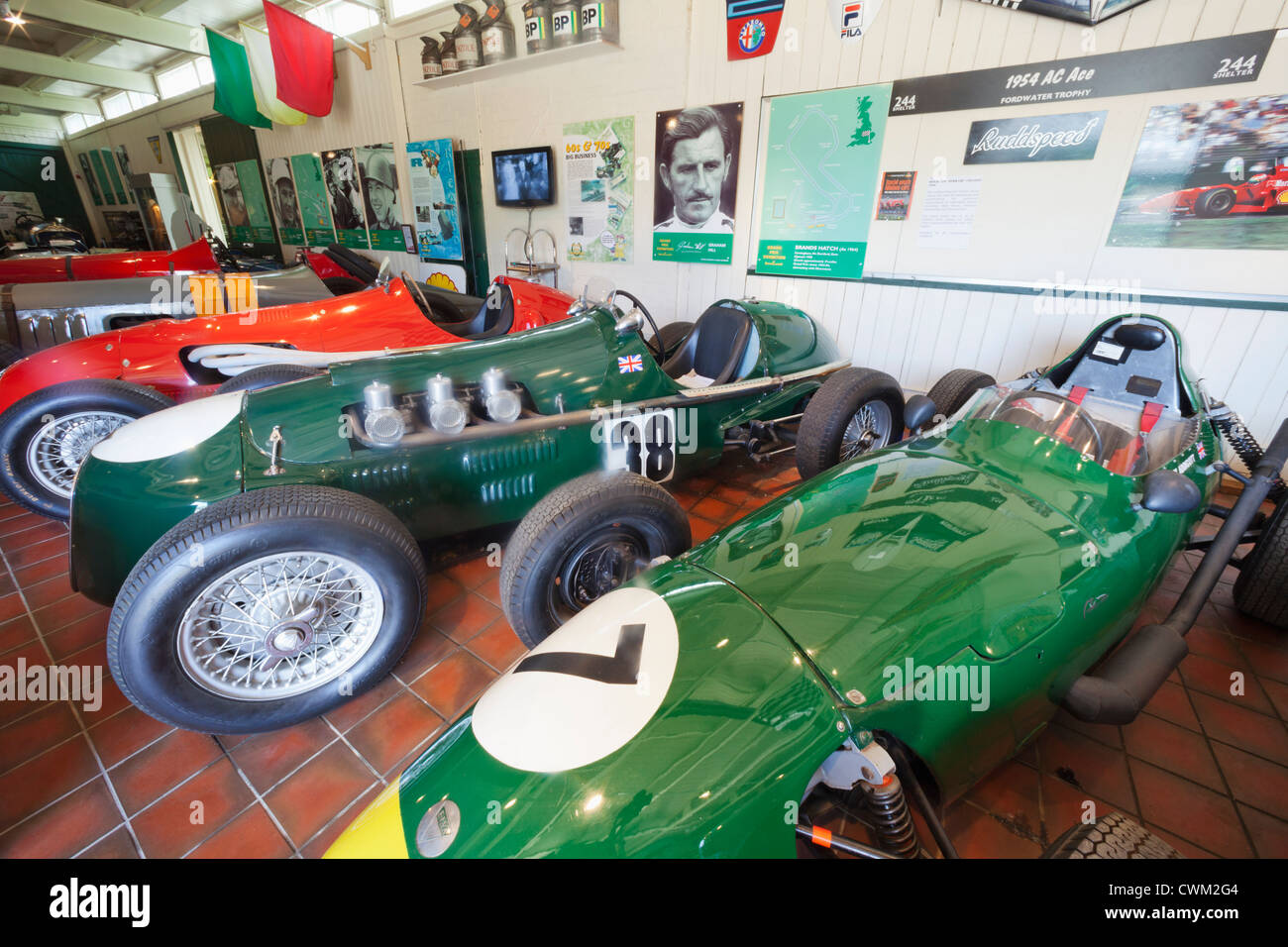 England, Surrey, London, Booklands Museum, Anzeige von Vintage Racing Cars Stockfoto