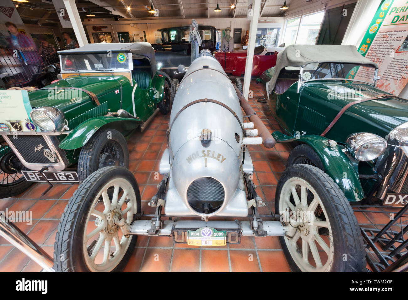 England, Surrey, London, Booklands Museum, Anzeige von Vintage Racing Cars Stockfoto