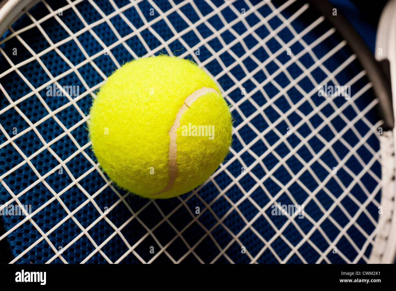 ein Tennisball und Schläger Stockfoto