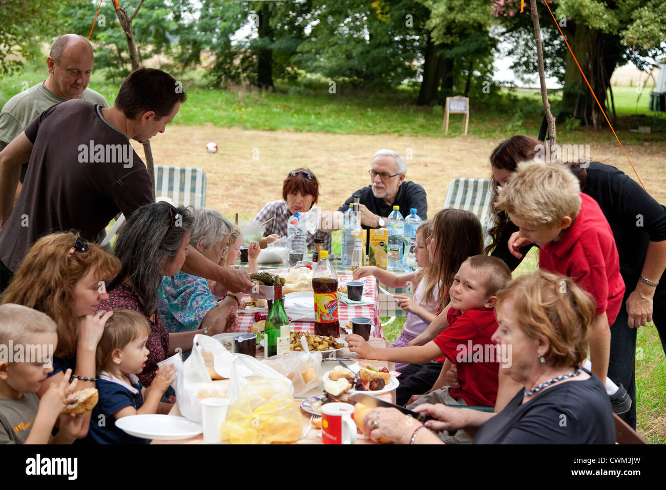 Großfamilie 4 Generationen polnischen mit einem Abendessen im Freien in ihrem Garten. Zawady Zentralpolen Stockfoto