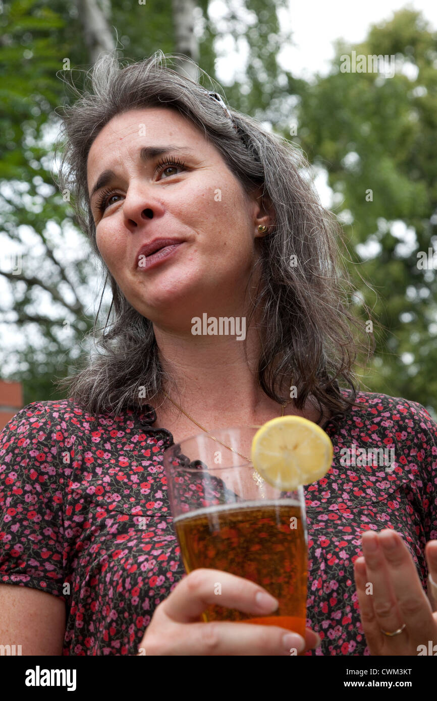 Attraktive Französin, ein gutes Gespräch mit ihr Bier genießen. Zawady Zentralpolen Stockfoto