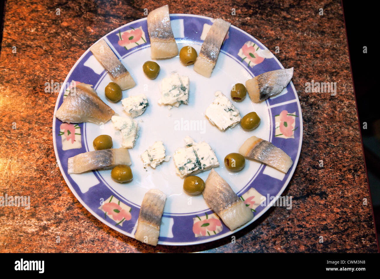 Polnische Hors d ' Oeuvre snack Platte mit Kreis Hering Fisch Blauschimmelkäse und grünen Oliven. Zawady Zentralpolen Stockfoto