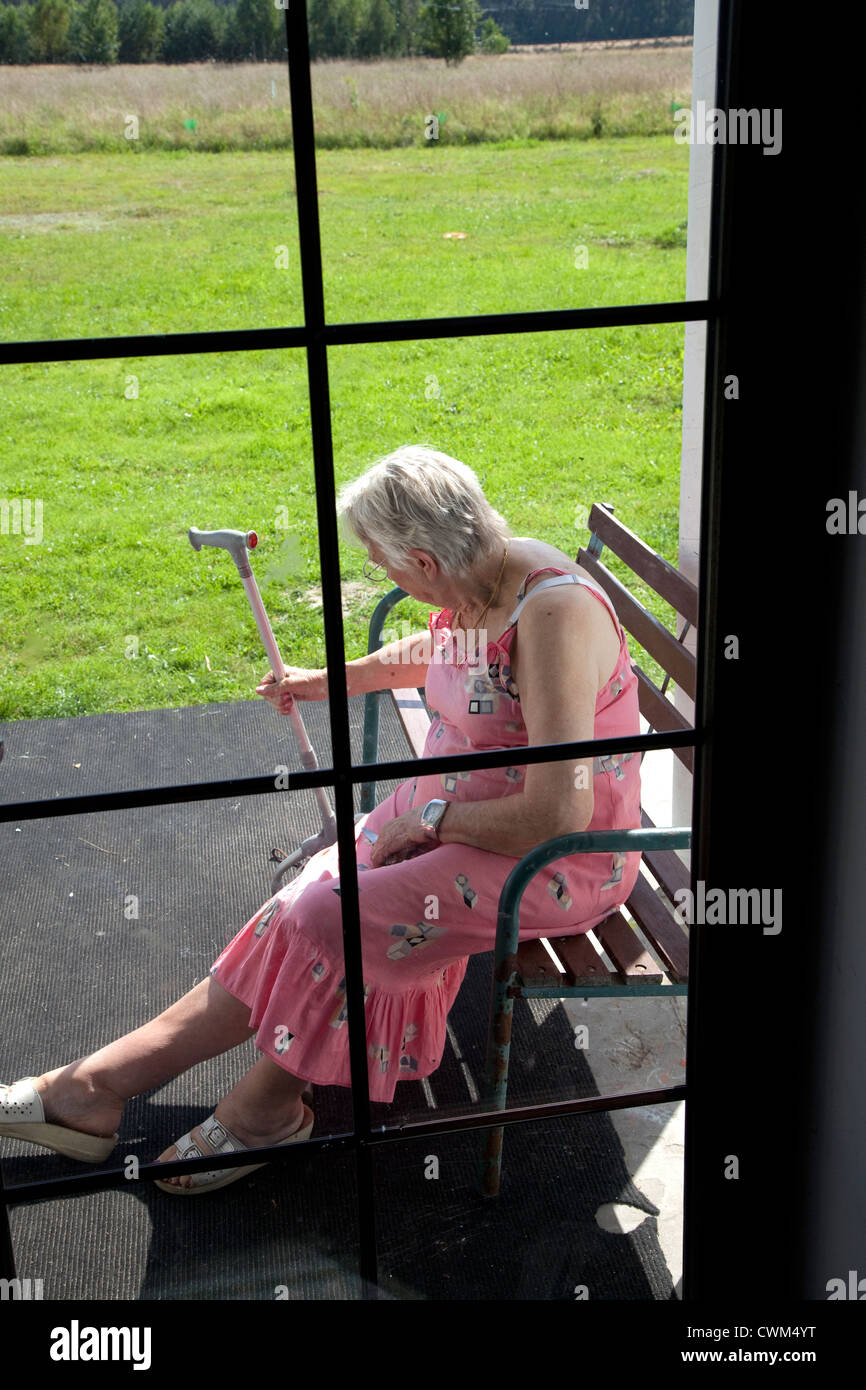 Ältere Polin Alter von 86 Jahren sitzen allein auf ihrer Veranda mit Blick  auf den Hof. Zawady Zentralpolen Stockfotografie - Alamy