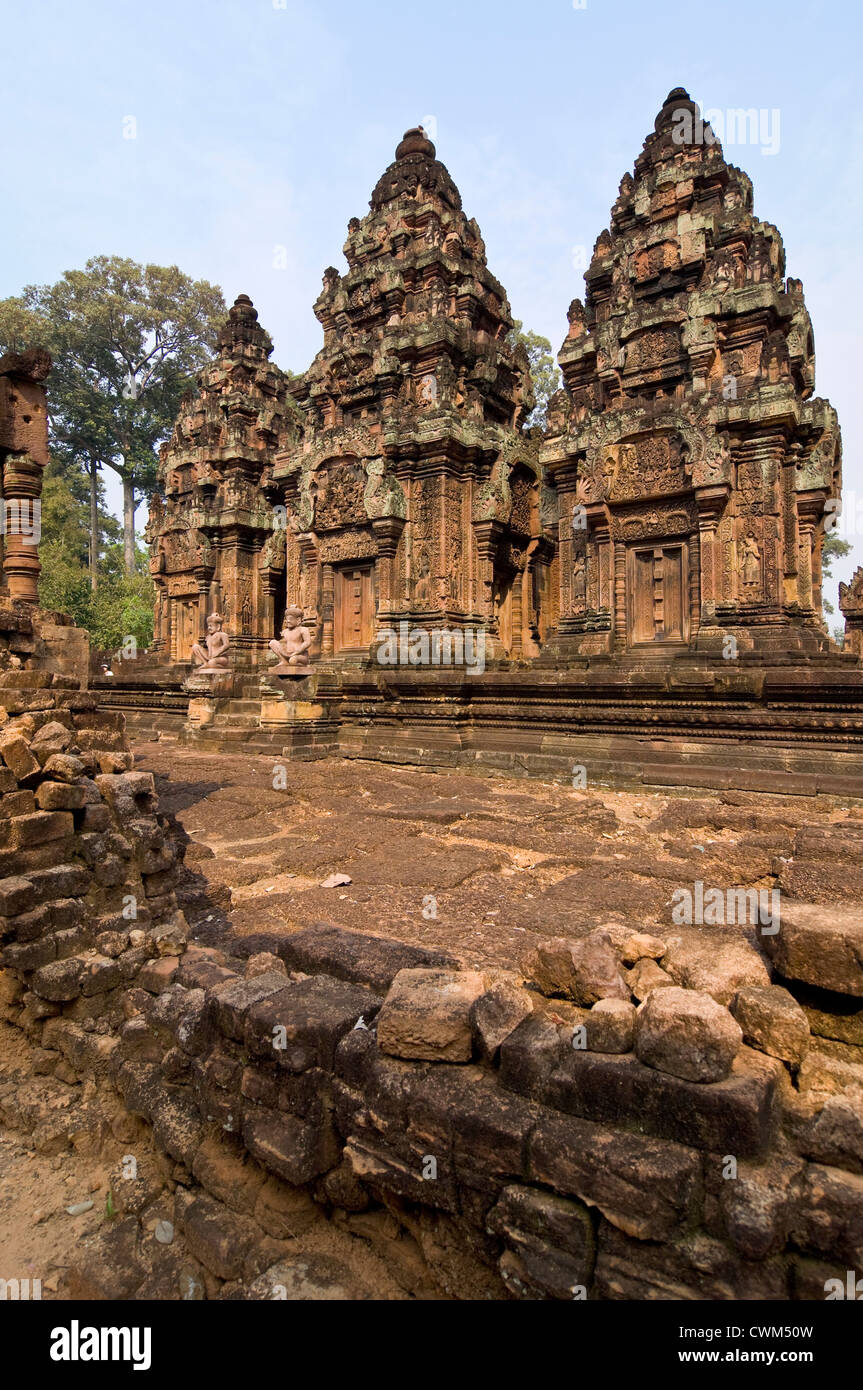 Vertikale Ansicht des Heiligtums und die Bibliotheken Banteay Srei oder Bantãy Srĕi an Amgkor Thom. Stockfoto