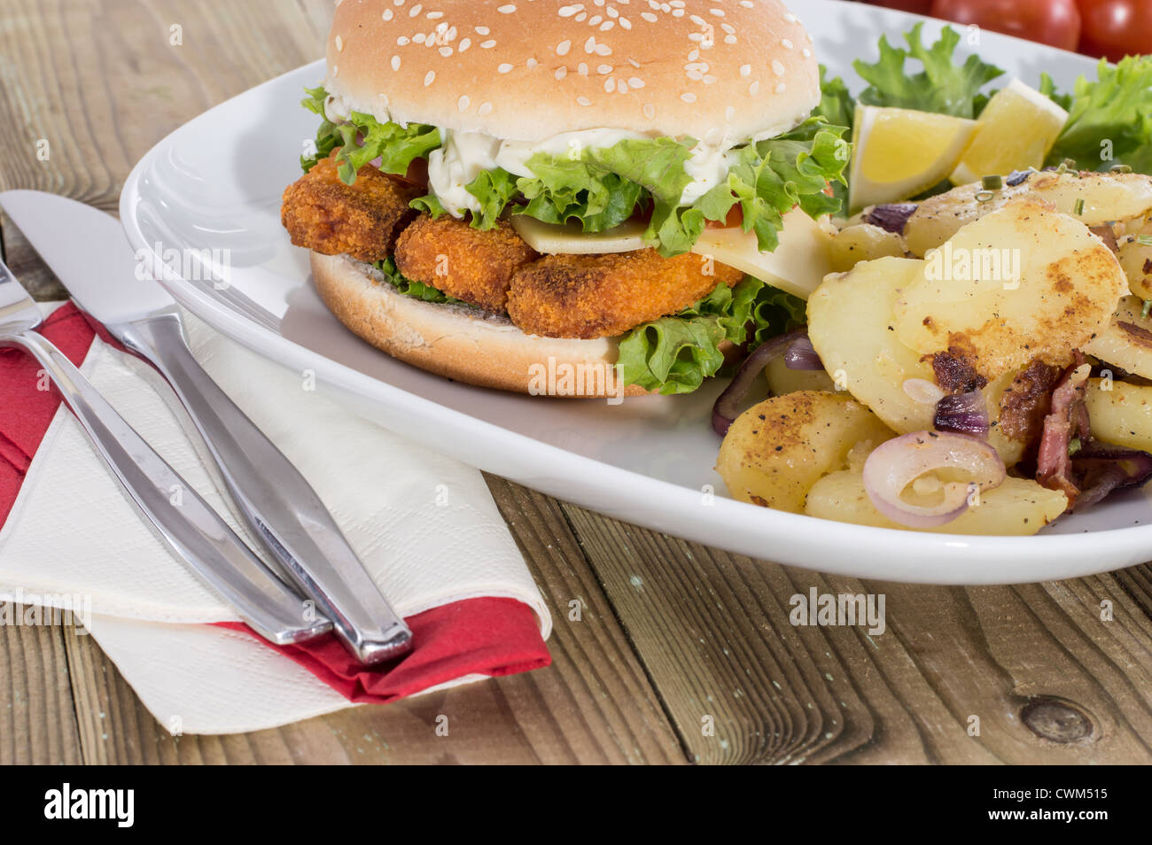 Bratkartoffeln mit Fisch Burger auf hölzernen Hintergrund Stockfoto