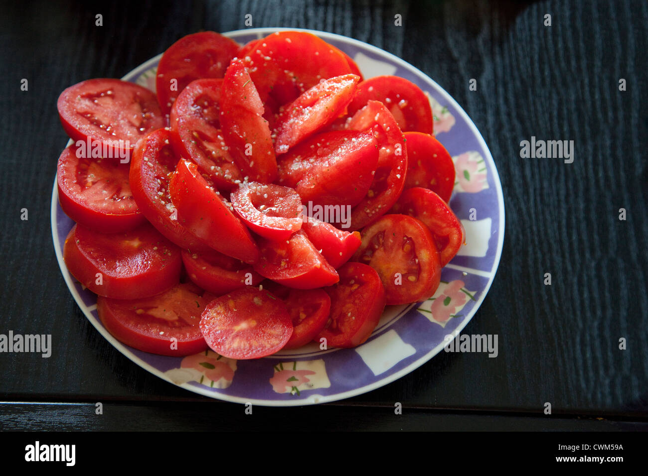 Teller mit frischen Tomatenscheiben bereit für ein polnischer Sommer-Land-Frühstück. Zawady Zentralpolen Stockfoto