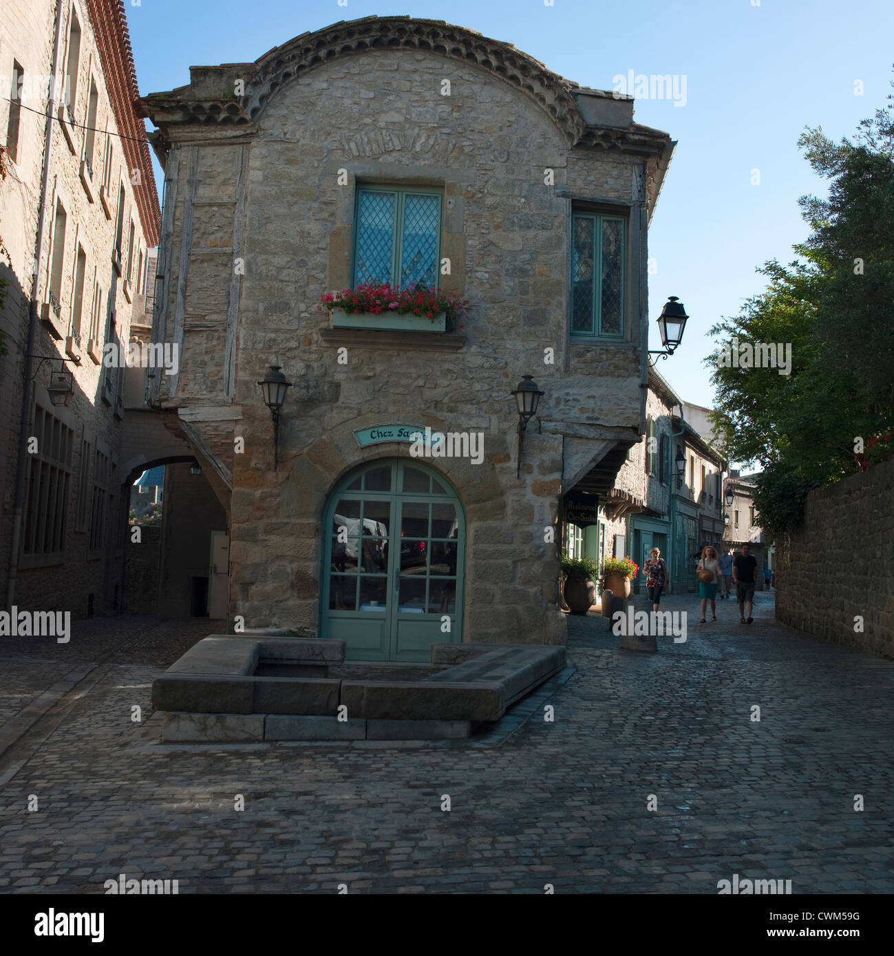 Gepflasterten Gassen und mittelalterlichen Architektur innerhalb der ummauerten Stadt Carcassonne im Aude Departement in Südfrankreich Stockfoto