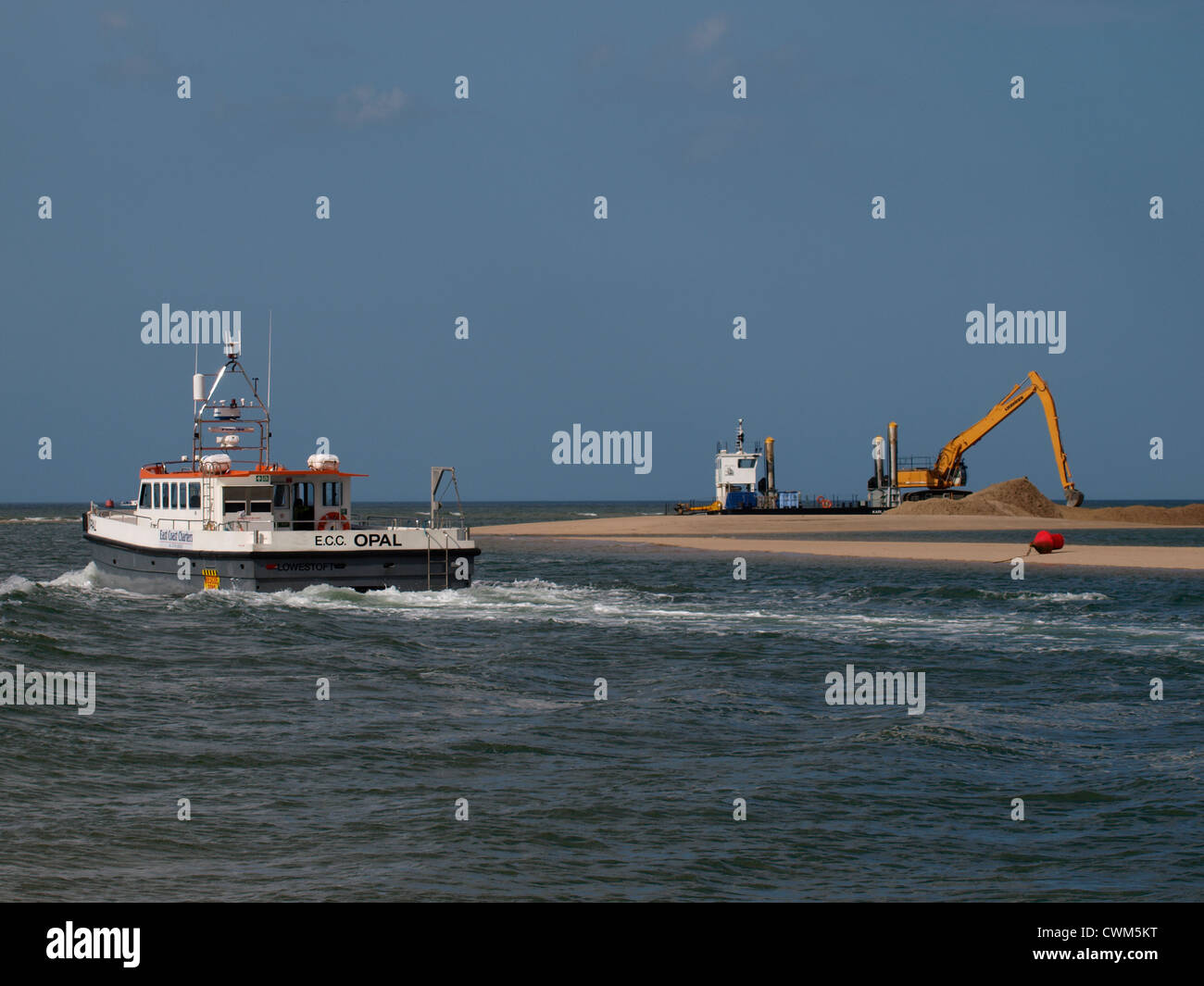 East Coast Charter Boot Opal mit Hafen von Brunnen Bagger Kari Hege, Wells-Next-The-Sea, Norfolk, UK Stockfoto