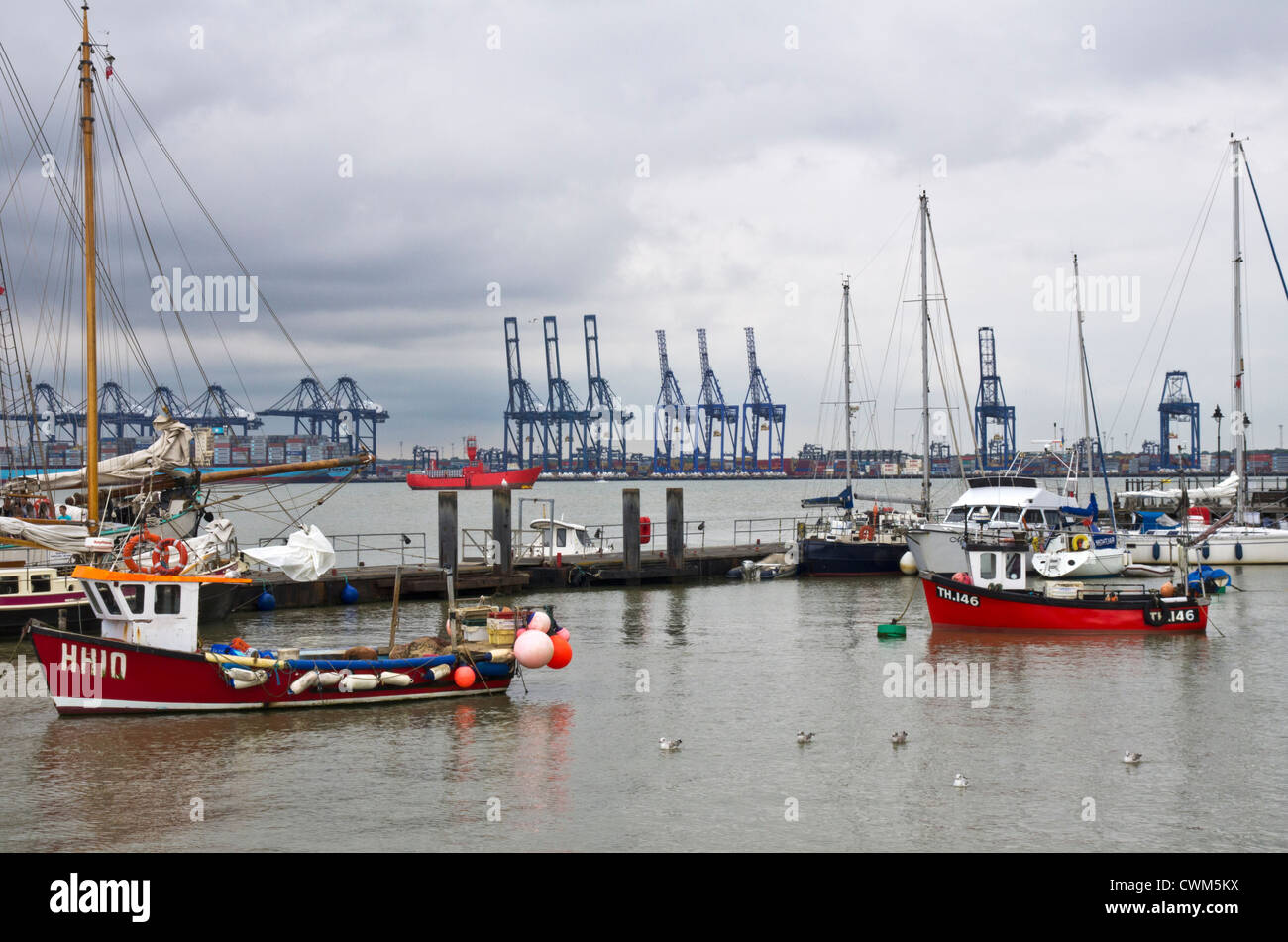 Harwich Hafen blicken nach Felixstowe Stockfoto