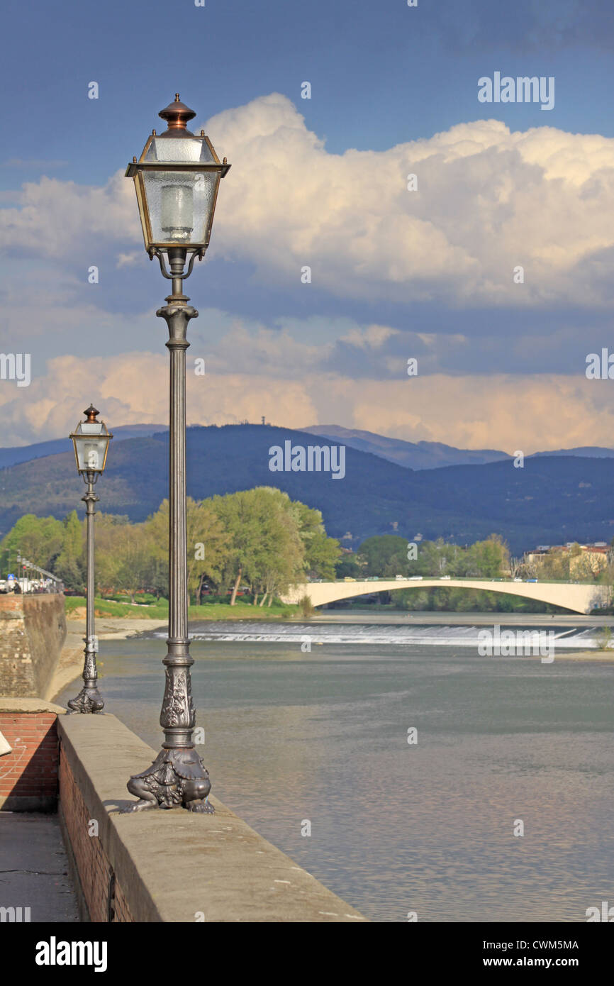 Italien. Florenz. Die Laterne am Ufer des Flusses Arno Stockfoto