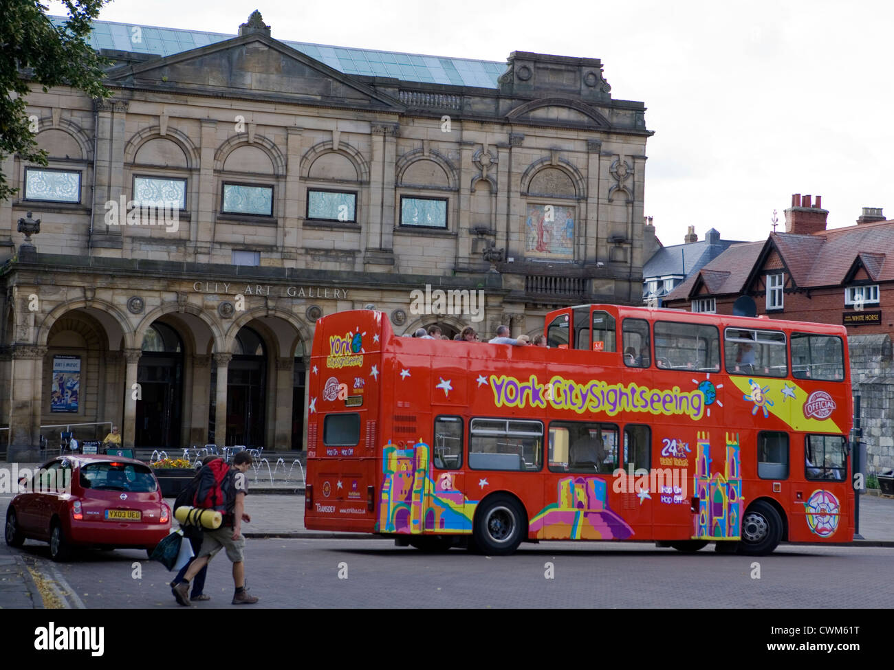 York-Sightseeing-Bus außerhalb Stadt-Kunst-Galerie Stockfoto