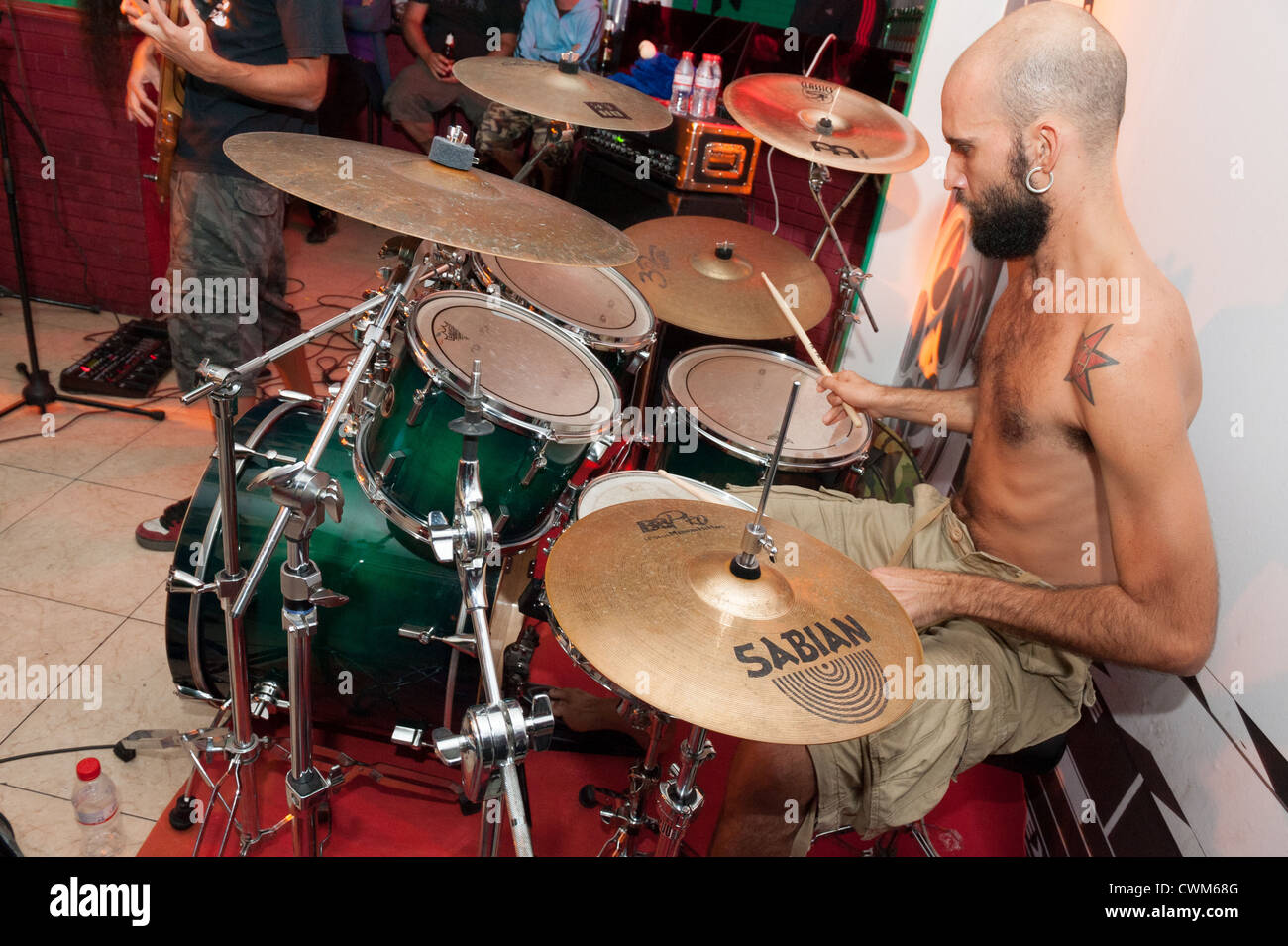 Suche für A Hidden Ort (S.F.A.H.P), von Las Palmas, Durchführung ihrer Musik in das Genre Hardcore, Metal "und" Papierkorb. Stockfoto