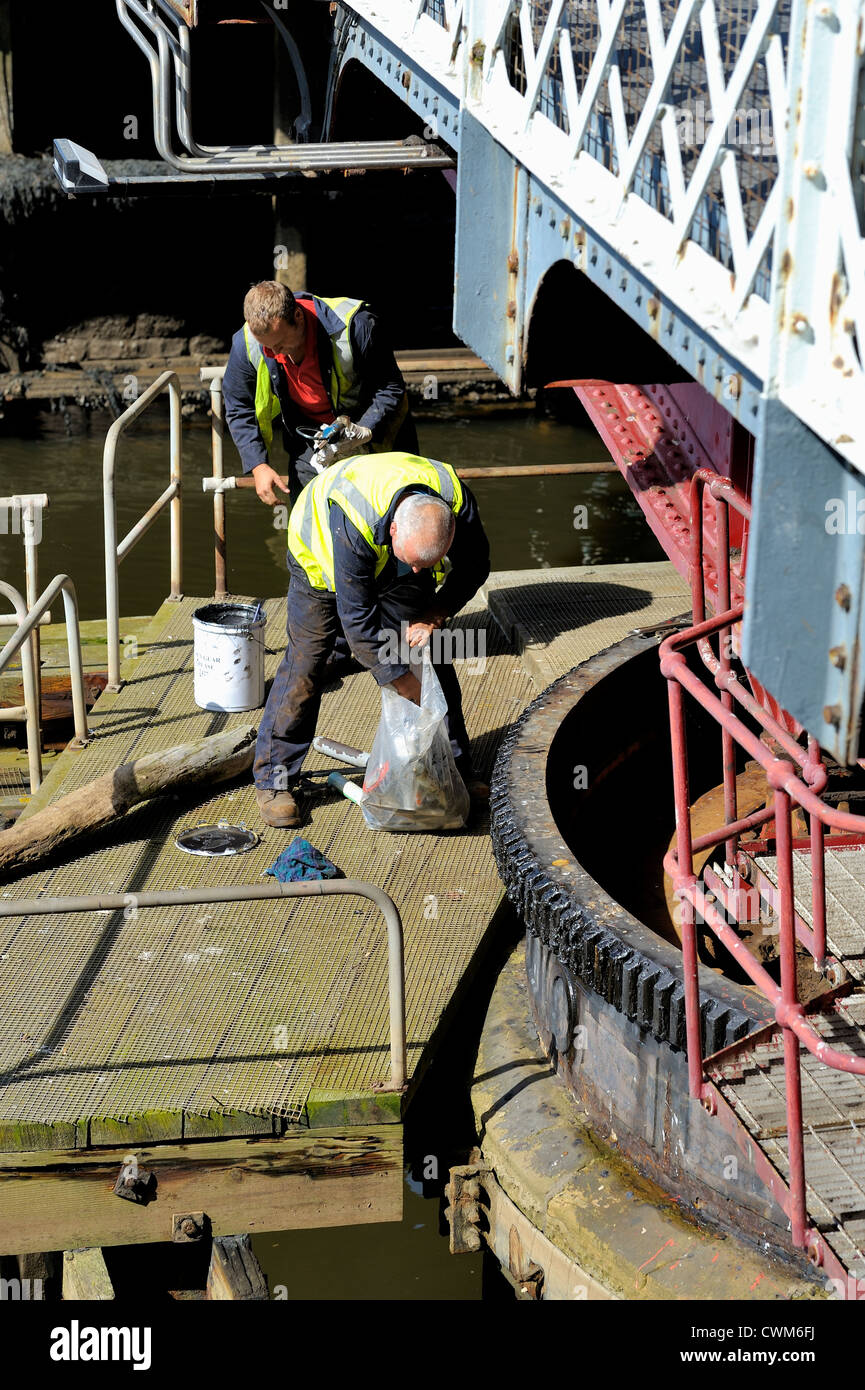 Whitby durchgeführt Swing Bridge Wartung North Yorkshire England uk Stockfoto