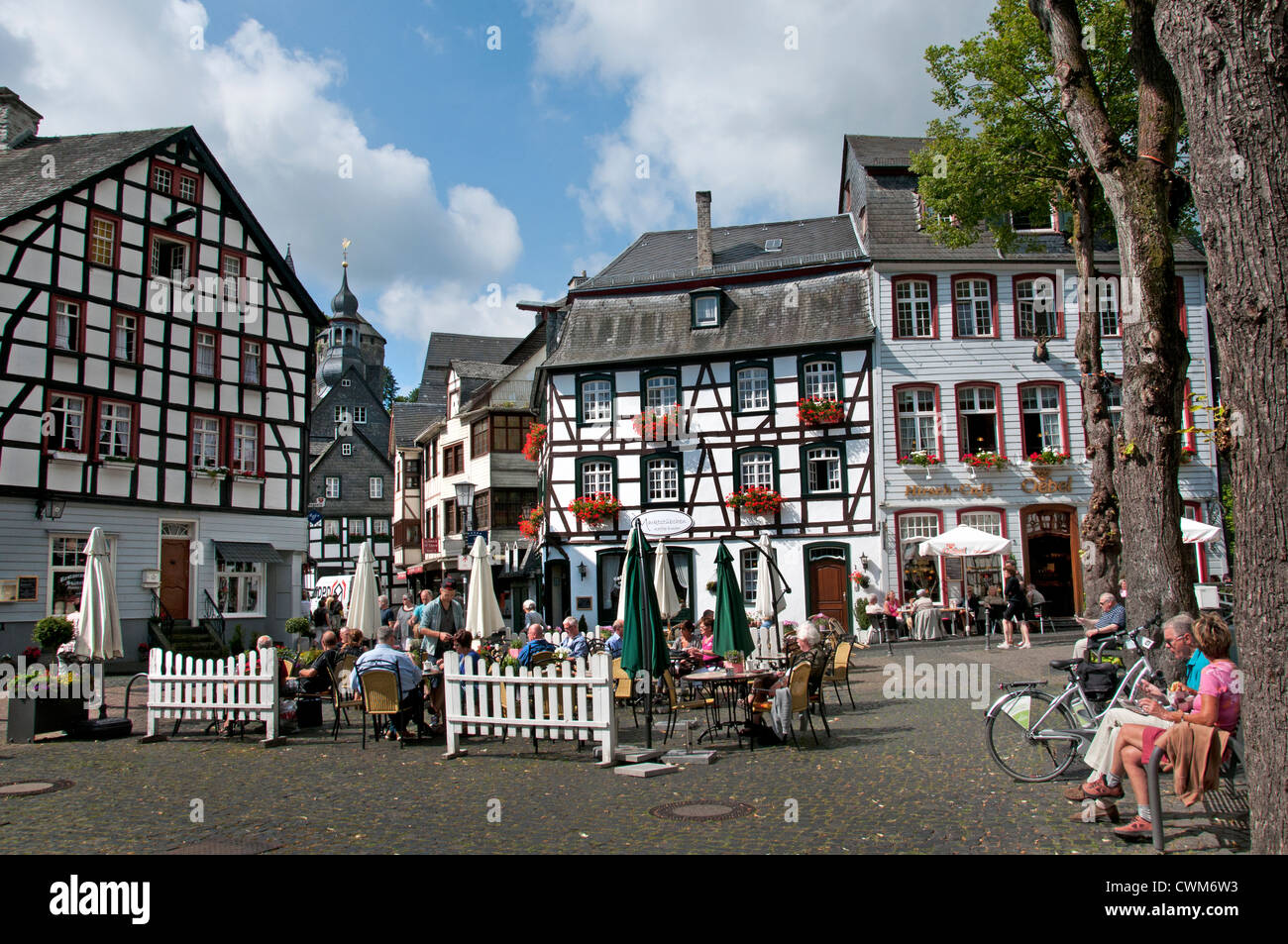 Monschau 13. Jahrhundert Nordeifel Eifel Deutschland Fachwerkhaus folgt den nächsten, gewundenen romantischen Gassen durch die Stadt Stockfoto