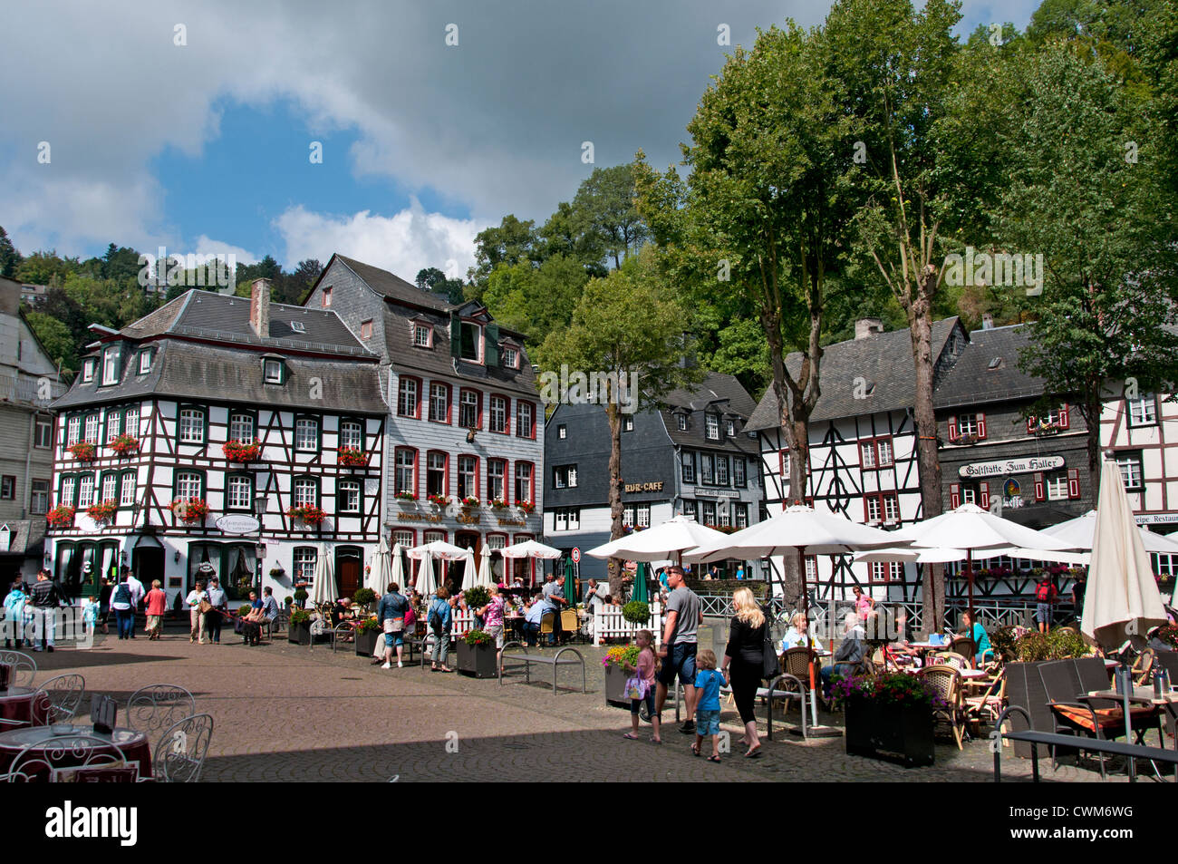 Monschau 13. Jahrhundert Nordeifel Eifel Deutschland Fachwerkhaus folgt den nächsten, gewundenen romantischen Gassen durch die Stadt Stockfoto