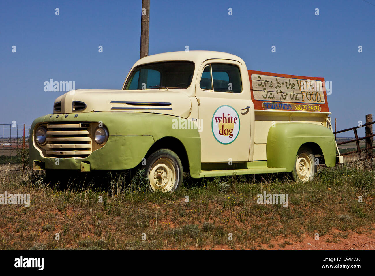 Alte Ford f-1-Pickup-Truck als Werbung für das White Dog Restaurant an der Route 66 in Oklahoma verwendet wird Stockfoto