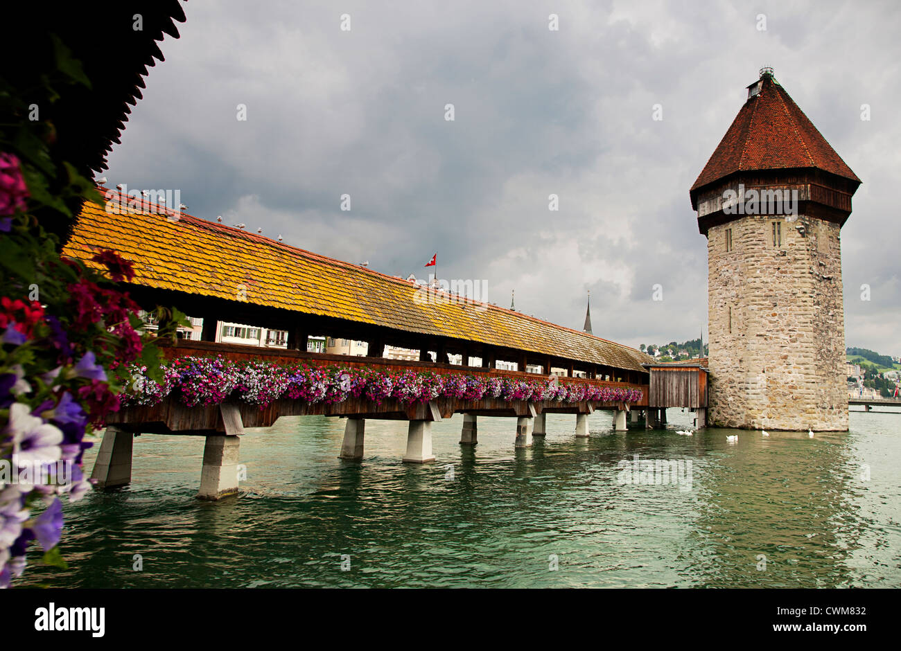 Europa. Schweiz. Luzern. Kapellbrücke (Kapellbrücke), eine Holzbrücke, die erstmals im 14. Jahrhundert errichtet. Stockfoto
