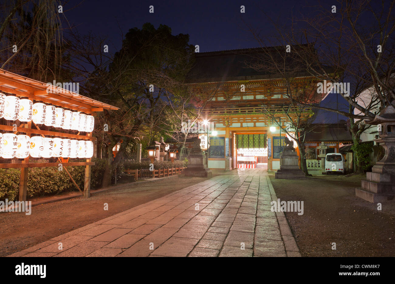 Japan, Kyoto, traditionelle Papierlaternen im Tempel bei Nacht Stockfoto