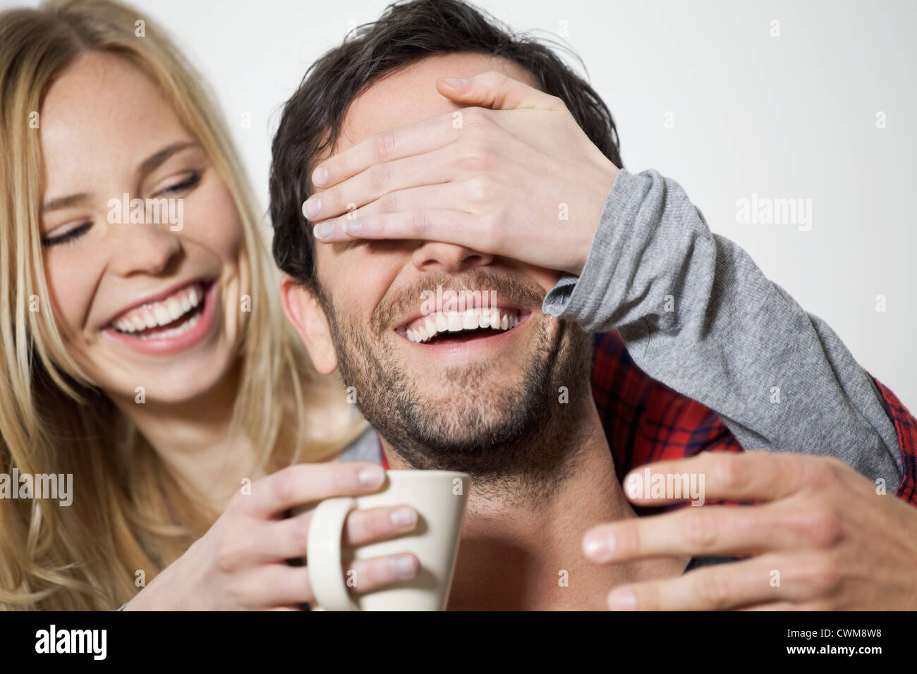 Frau von Augen von Mensch und Betrieb Kaffee Tasse, Lächeln Stockfoto