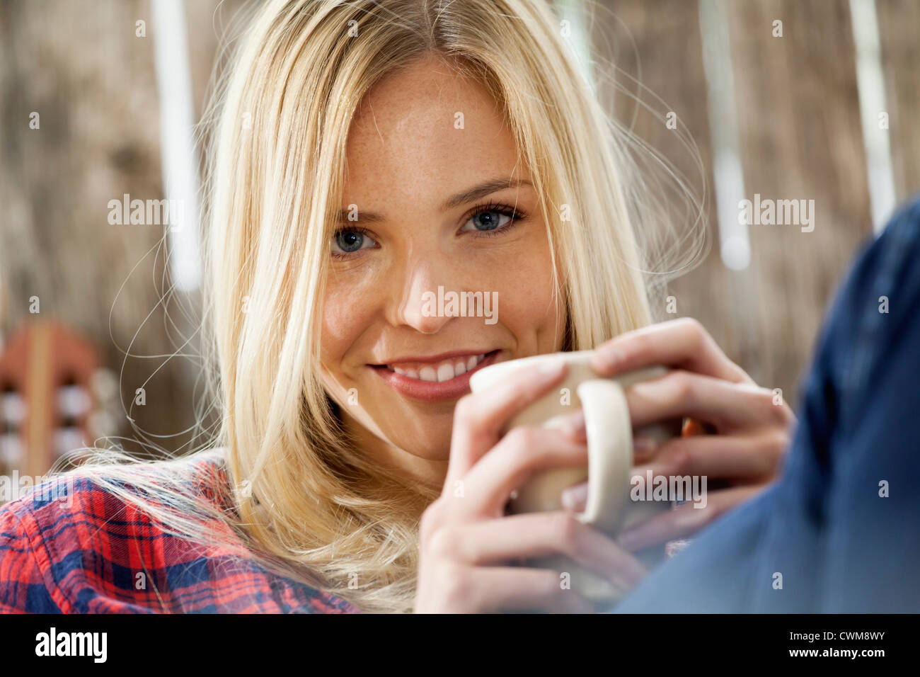 Junge Frau mit Kaffee, Lächeln, Porträt Stockfoto