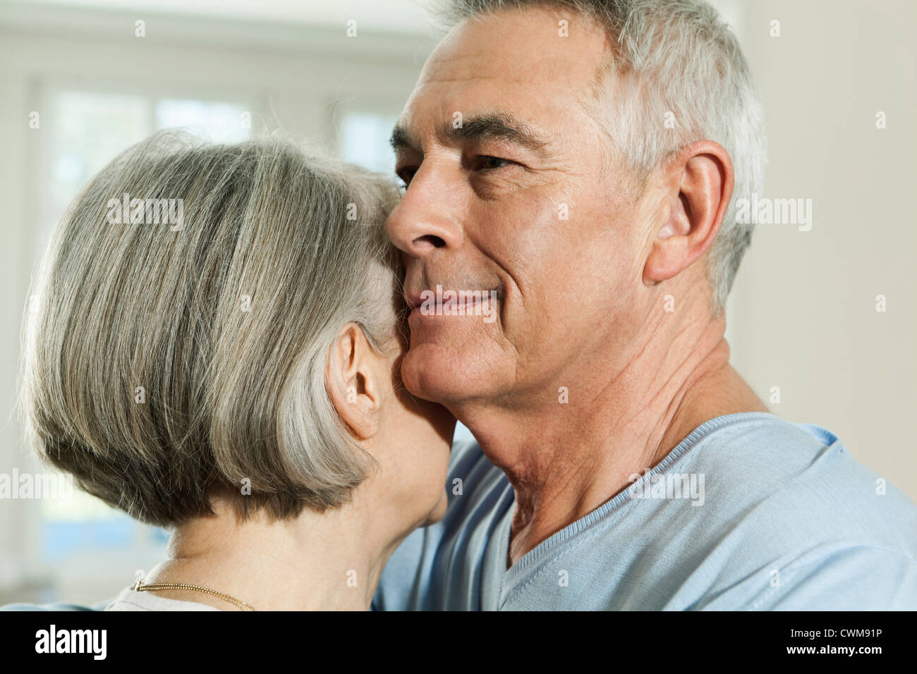Deutschland, Berlin, älteres Paar, umarmen, Lächeln Stockfoto
